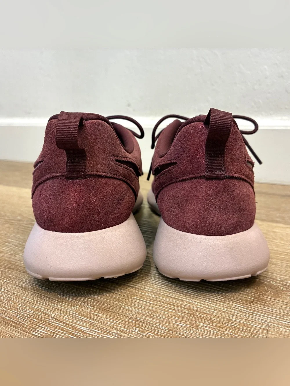 Nike Roshe One Premium Sneakers Red Burgundy Metallic Women’s US 10 EU 42 27cm